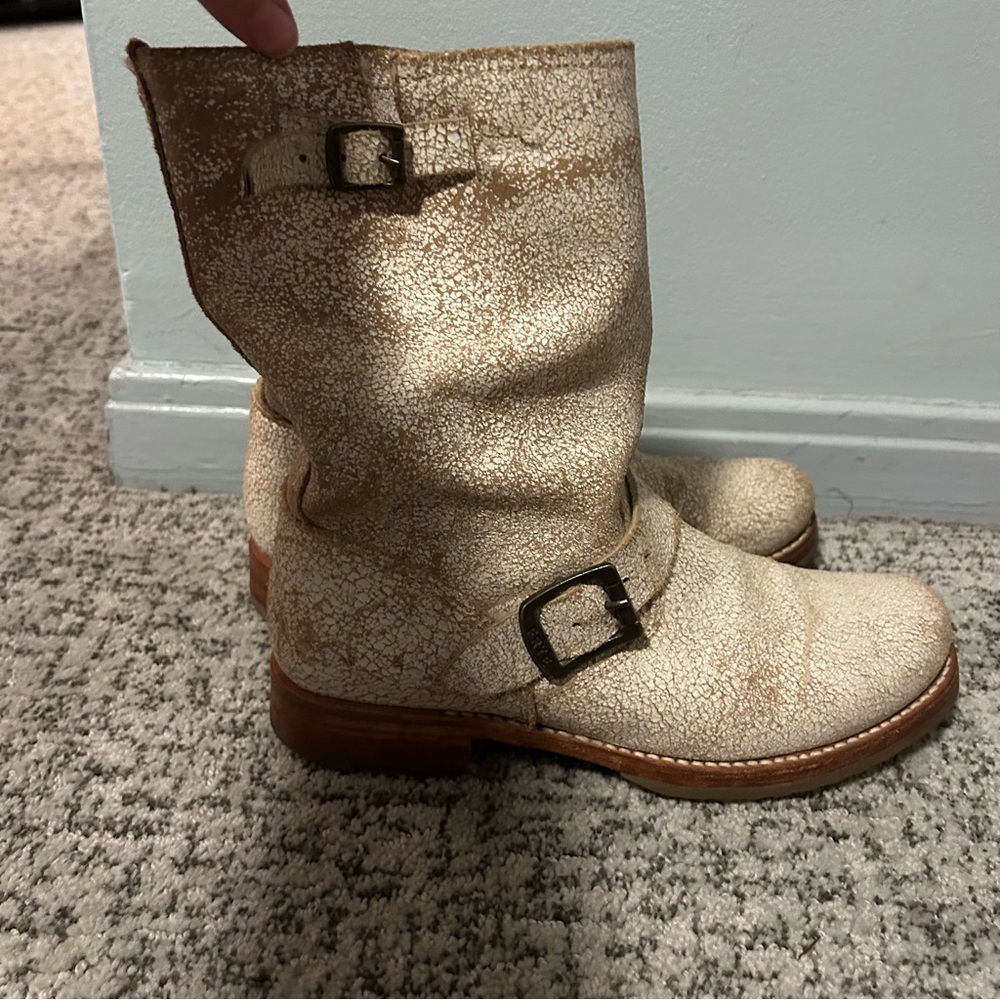Frye White Crack Leather Veronica Buckle Short Boots Size 8 Women’s